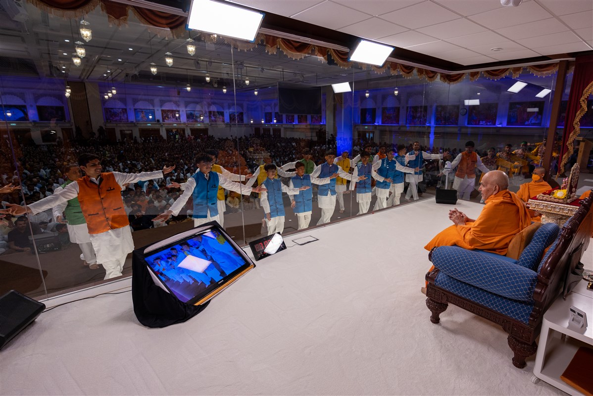 Youths welcome Swamishri with a cultural performance