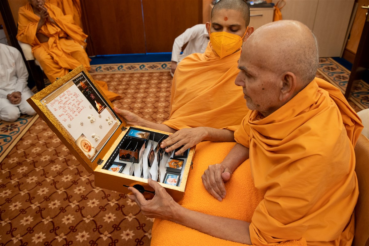 Swamishri accepts a devotional offering from the mahilas