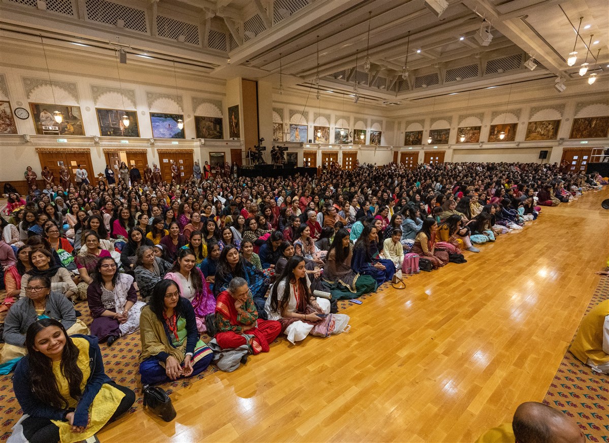 Devotees listen attentively to Swamishri's blessings in the morning assembly