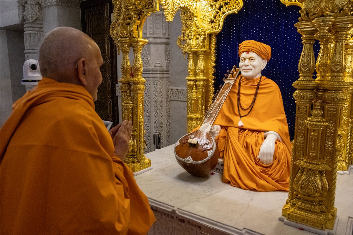 Param Pujya Mahant Swami Maharaj engrossed in the darshan of Yogiji Maharaj