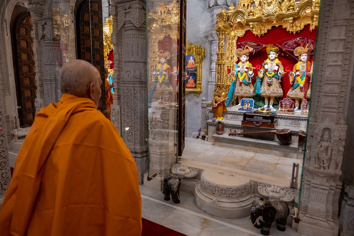 Swamishri performs the morning arti in the central shrine