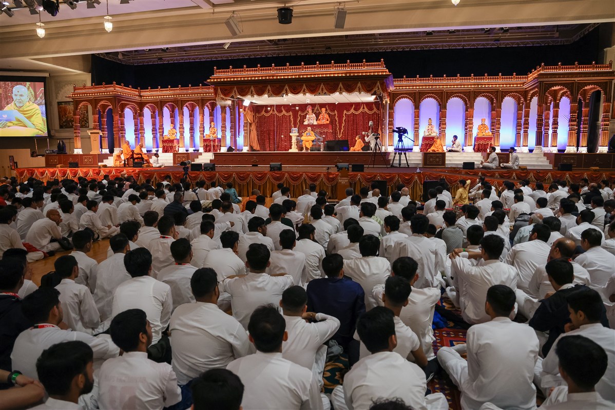 Swamishri addressing the morning assembly