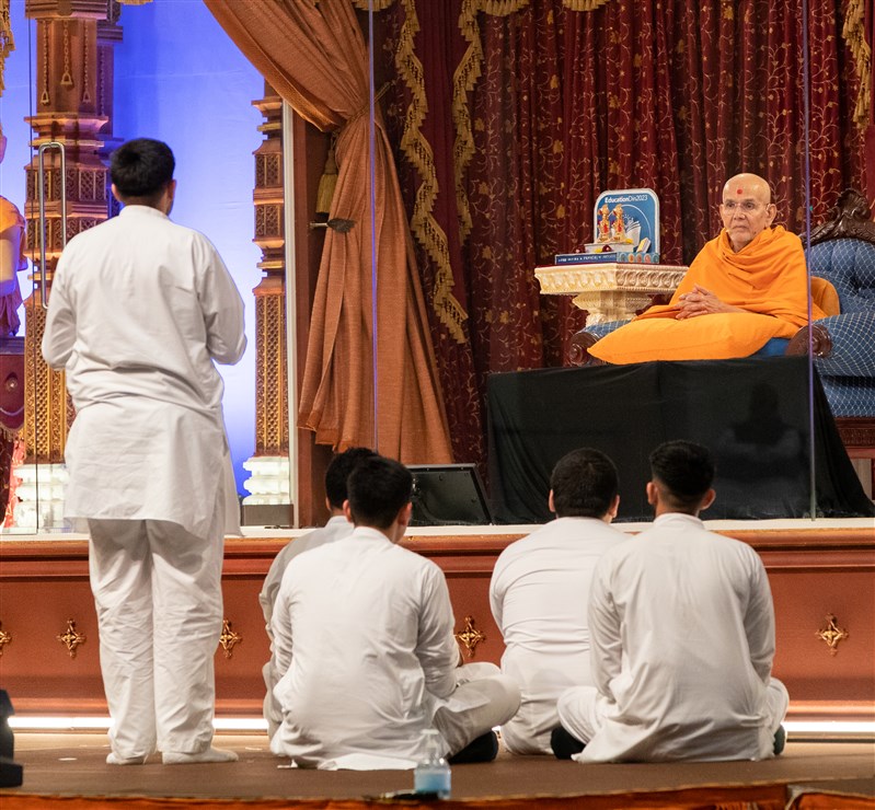 A youth ask another question to Swamishri