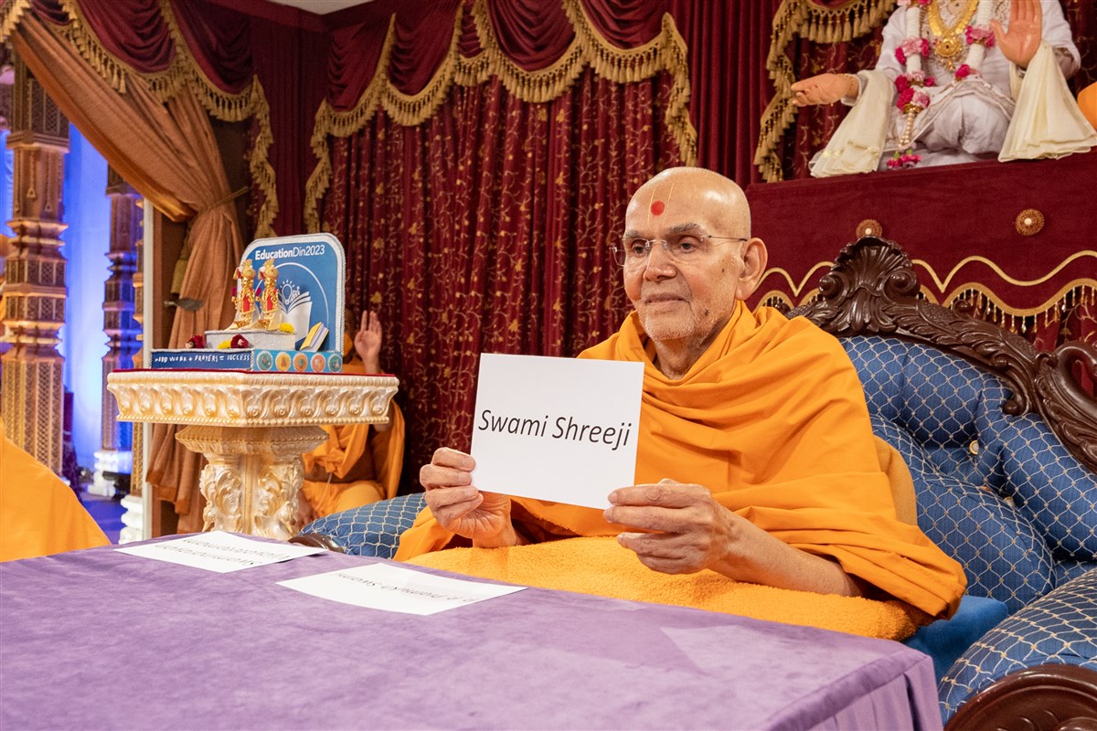 Swamishri indicates what students can write as they begin their exams
