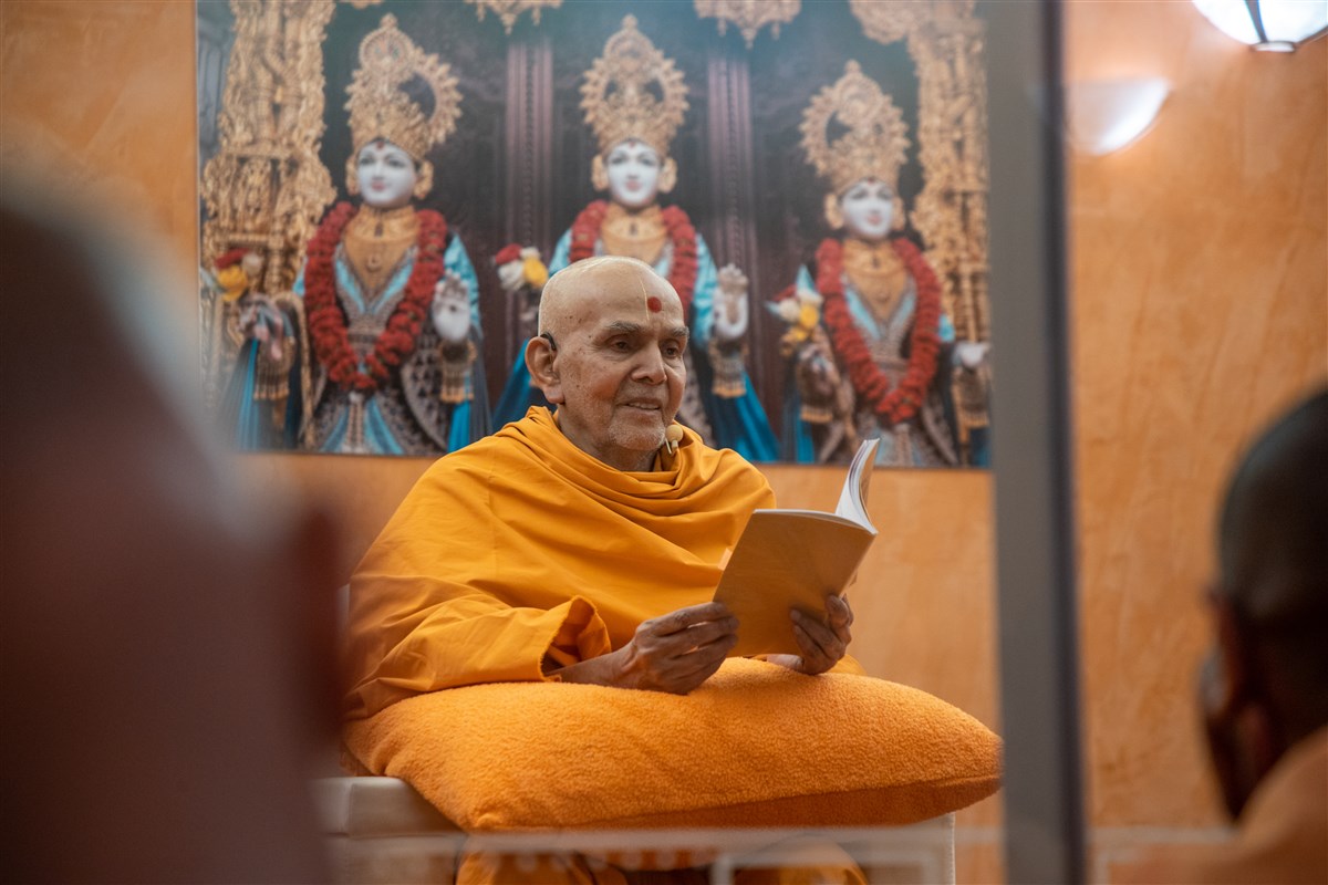 Swamishri delivers a discourse to the swamis and sadhaks during the afternoon assembly