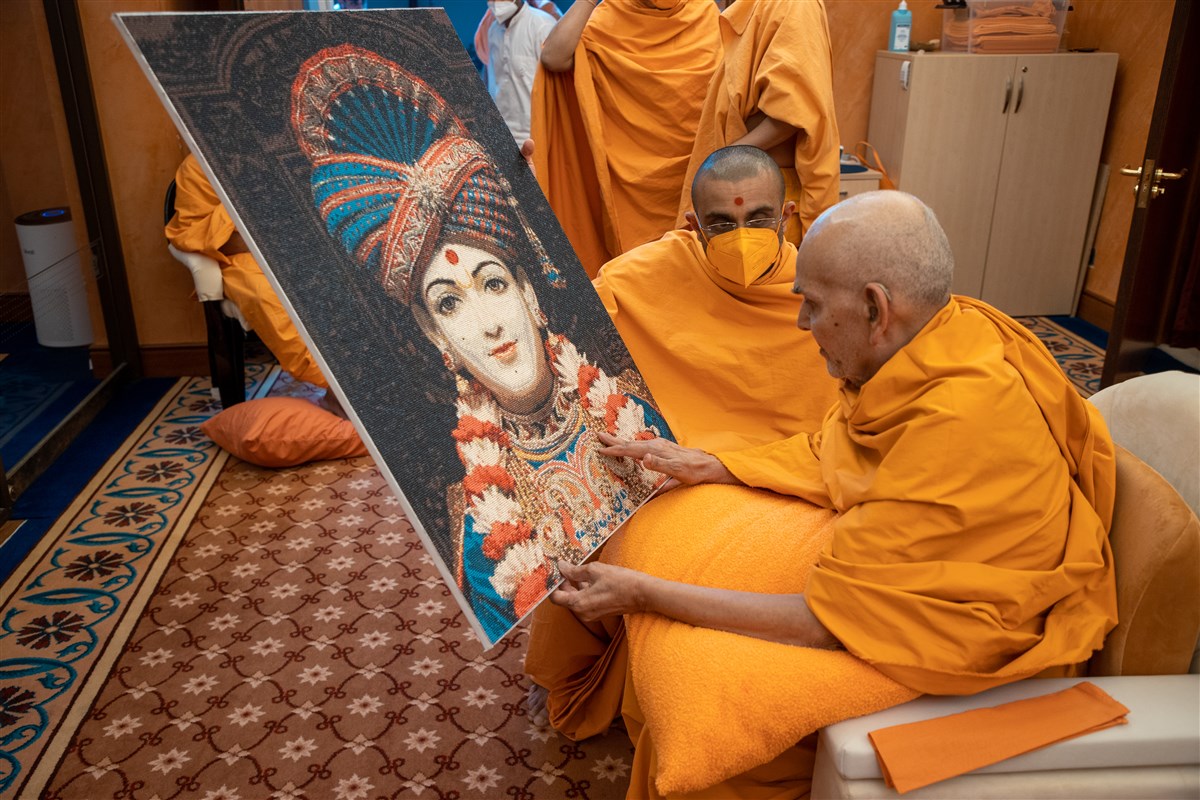 Swamishri observes a portrait of Bhagwan Swaminarayan...