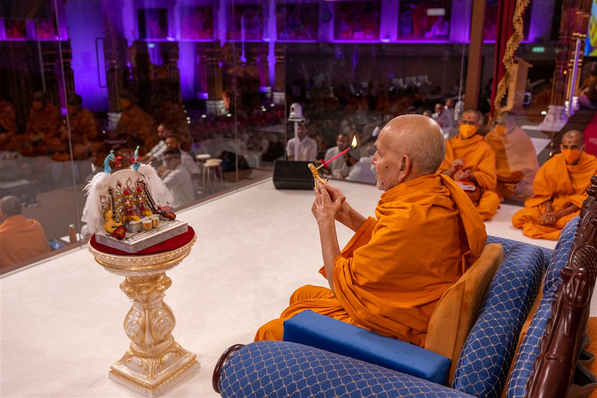 Swamishri performing the evening arti of Harikrishna Maharaj and Gunatitanand Swami Maharaj