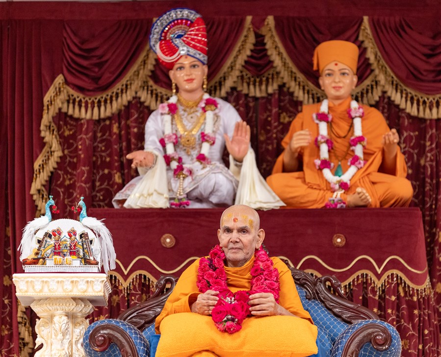 <i>“Sarvenā Swāmi Shri Hari re...” </i> <br>Swamishri and Akshar-Purushottam Maharaj preside over the kirtan aradhana assembly