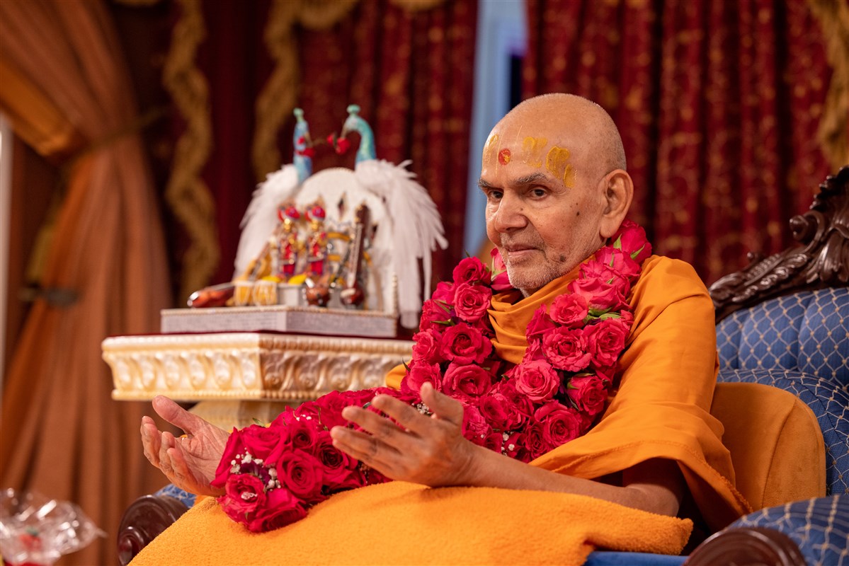 Swamishri enjoying the kirtan and the profound spiritual meaning of its lyrics