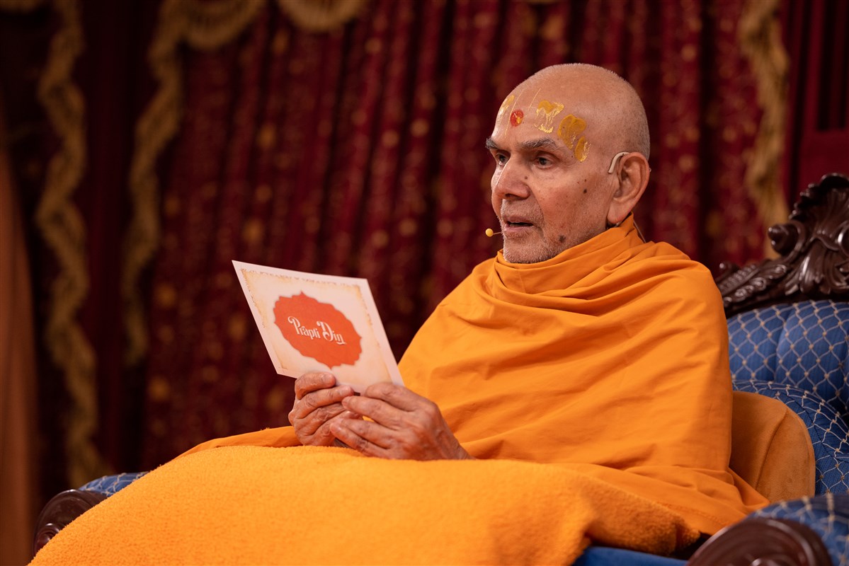 Swamishri blesses the assembly by singing a kirtan himself