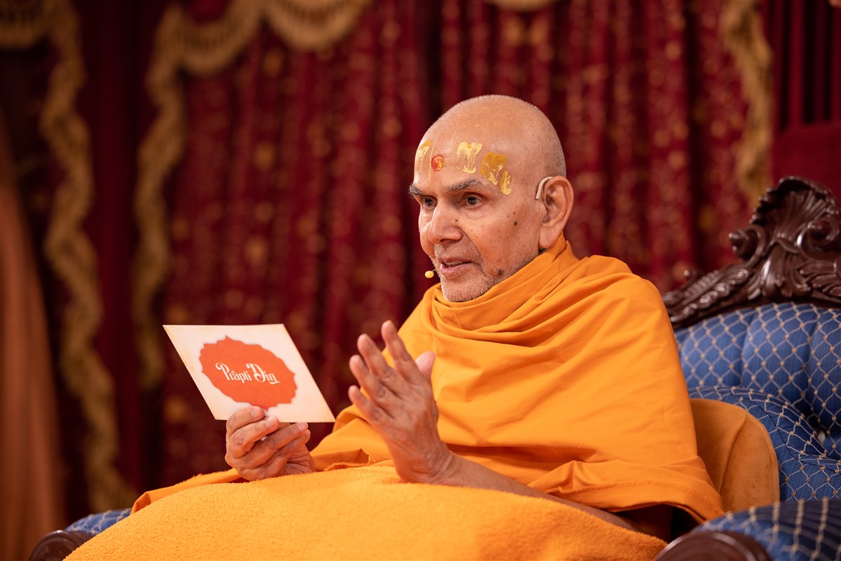 Swamishri proceeds to elaborate upon each line of the kirtan in his blessings...