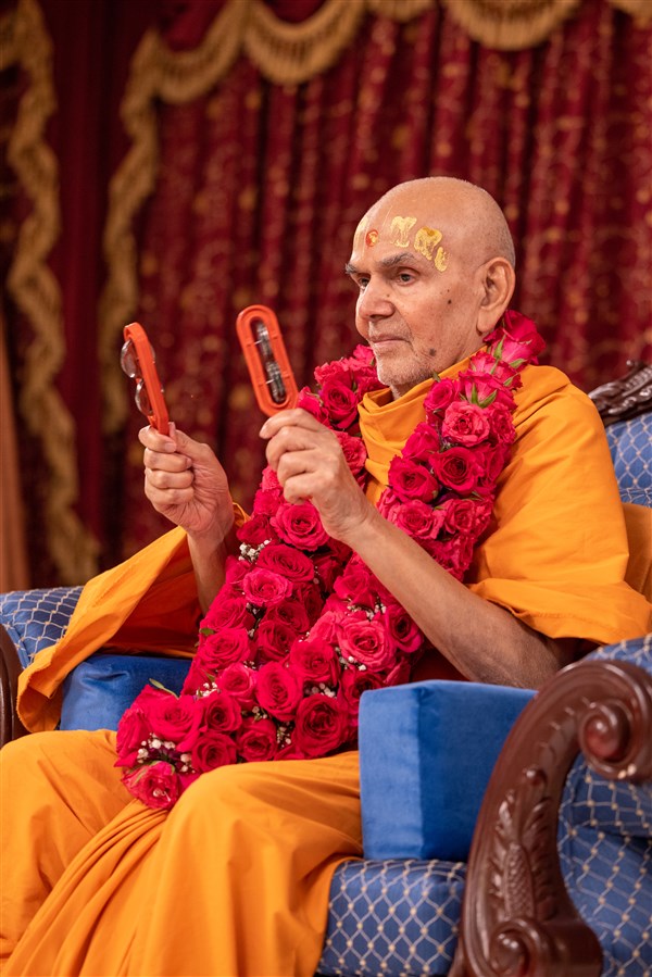 Swamishri expertly plays the kartals to the beat of the kirtans