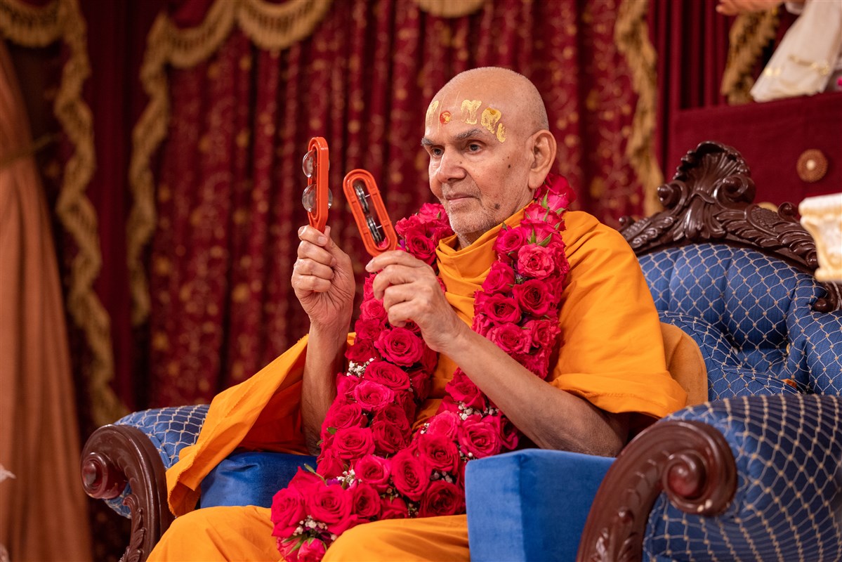 Swamishri's involvement brings the musical assembly to a devotional climax