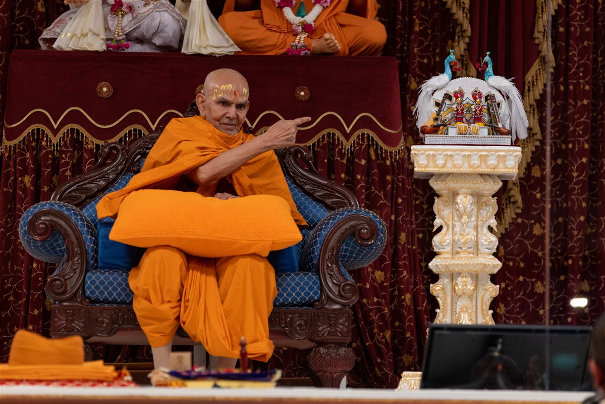 Swamishri points to Thakorji as the source of all bliss and values in response to the final lyrics of the sakhi