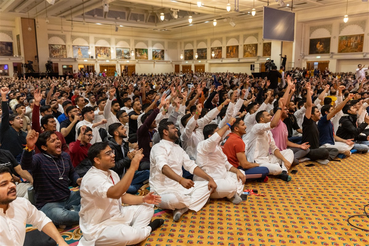 Devotees cheer every line of the concluding sakhis