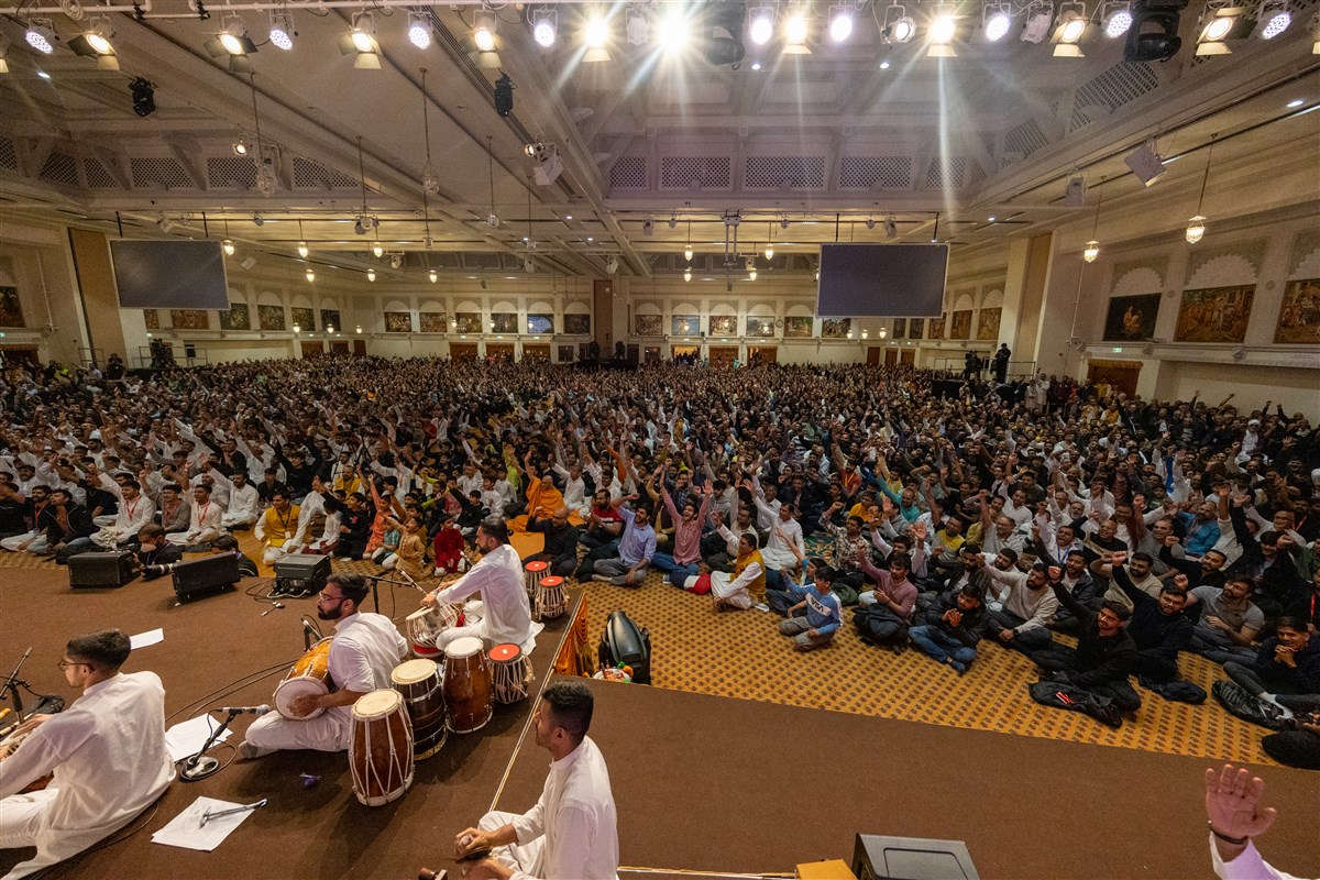 Devotees joyously cheer every gesture from Swamishri