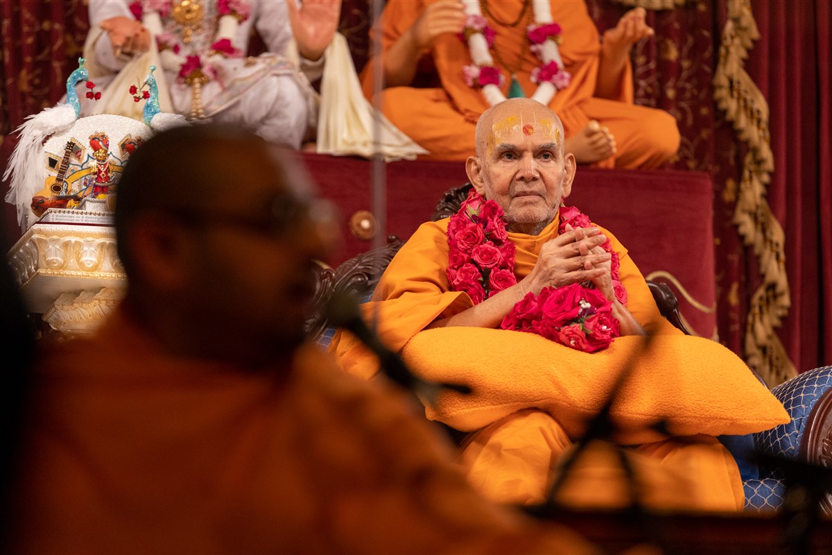Swamis conclude the kirtan bhakti with a climactic medley of kirtans, dohas and sakhis