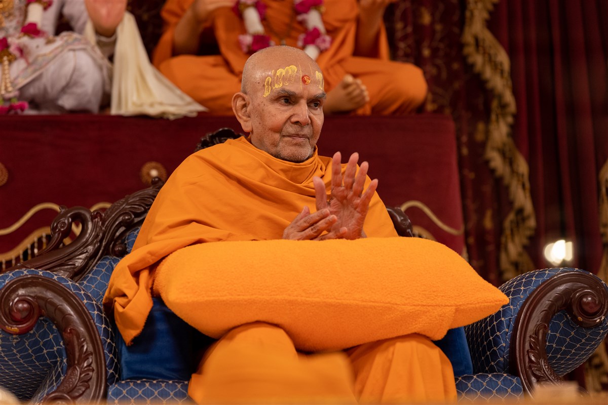 Swamishri clapping along to the concluding sakhis
