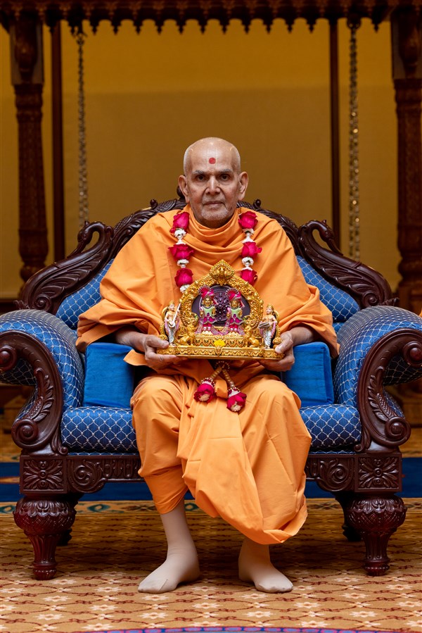 Param Pujya Mahant Swami Maharaj with Thakorji