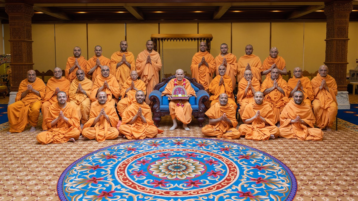 A group photo of Swamishri with Thakorji and swamis