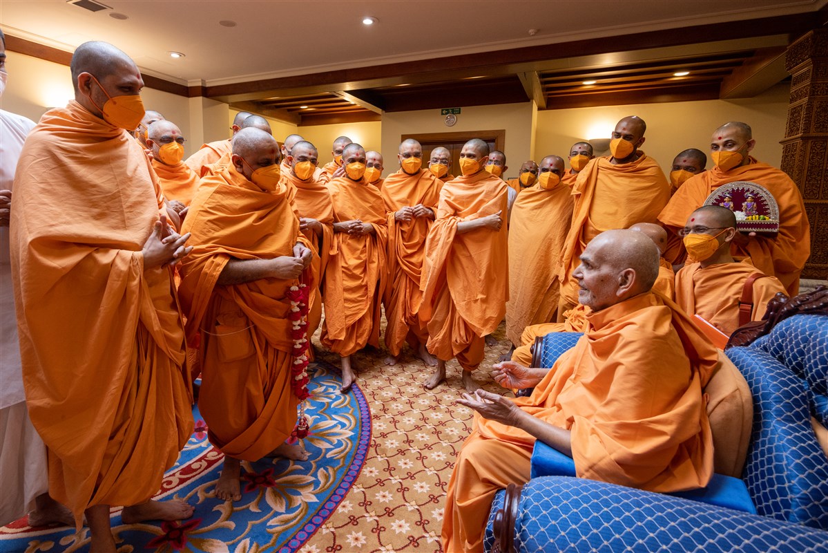 Swamishri enjoys a light moment with the swamis