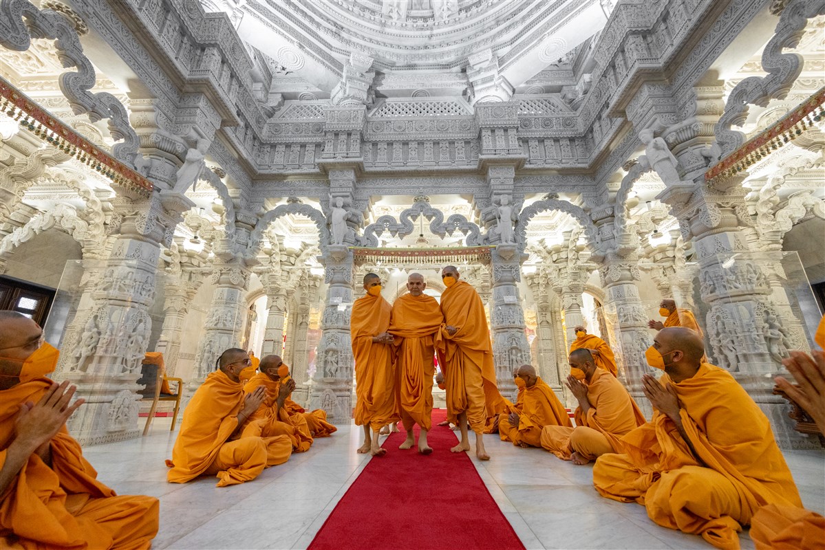 Swamishri makes his way through the upper sanctum
