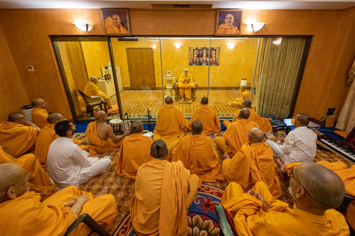 Swamishri addresses the swamis and sadhaks in the morning assembly