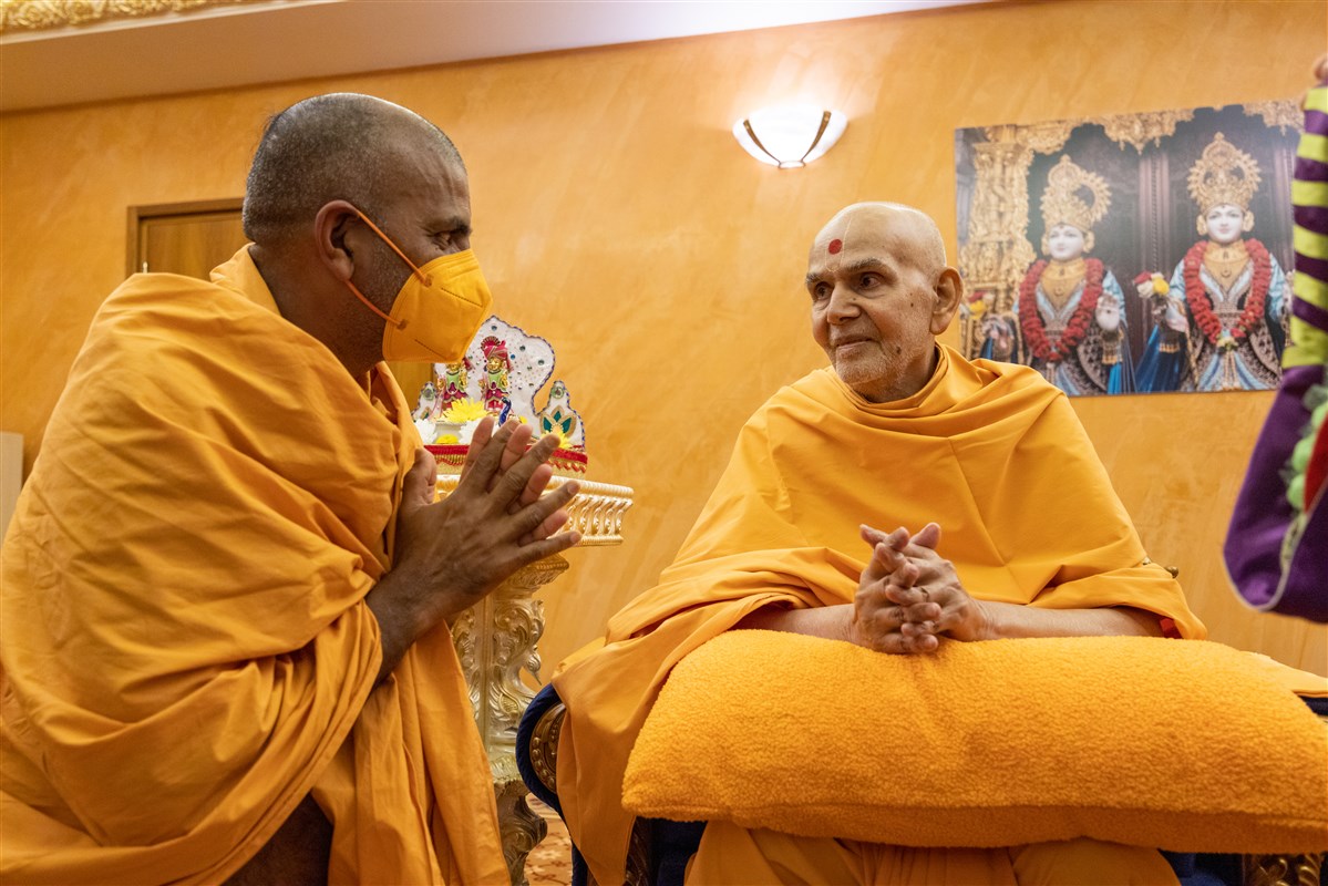 Swamishri appreciates Bhaktiswarupdas Swami for his seva and devotion