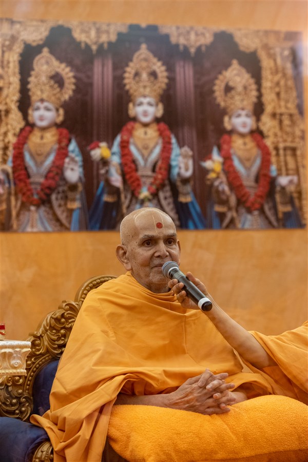 Swamishri interacts with the swamis