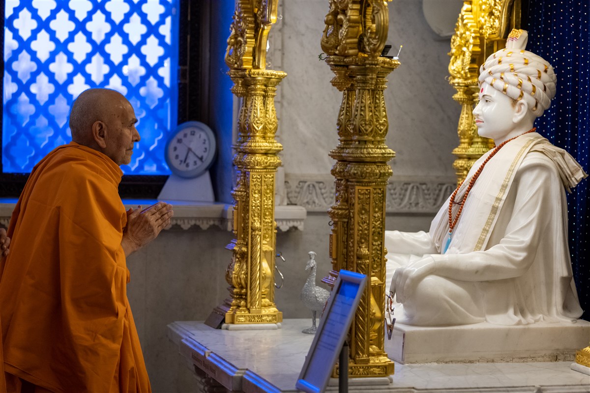 Param Pujya Mahant Swami Maharaj engrossed in the darshan of Bhagatji Maharaj