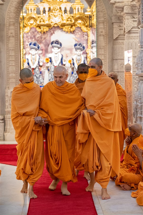 Swamishri greets the swamis and sadhaks