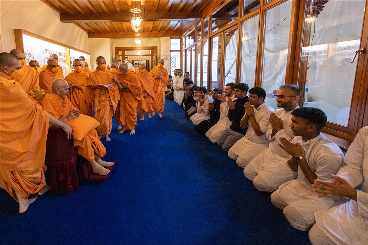Swamishri blesses young devotees on his way to his morning puja