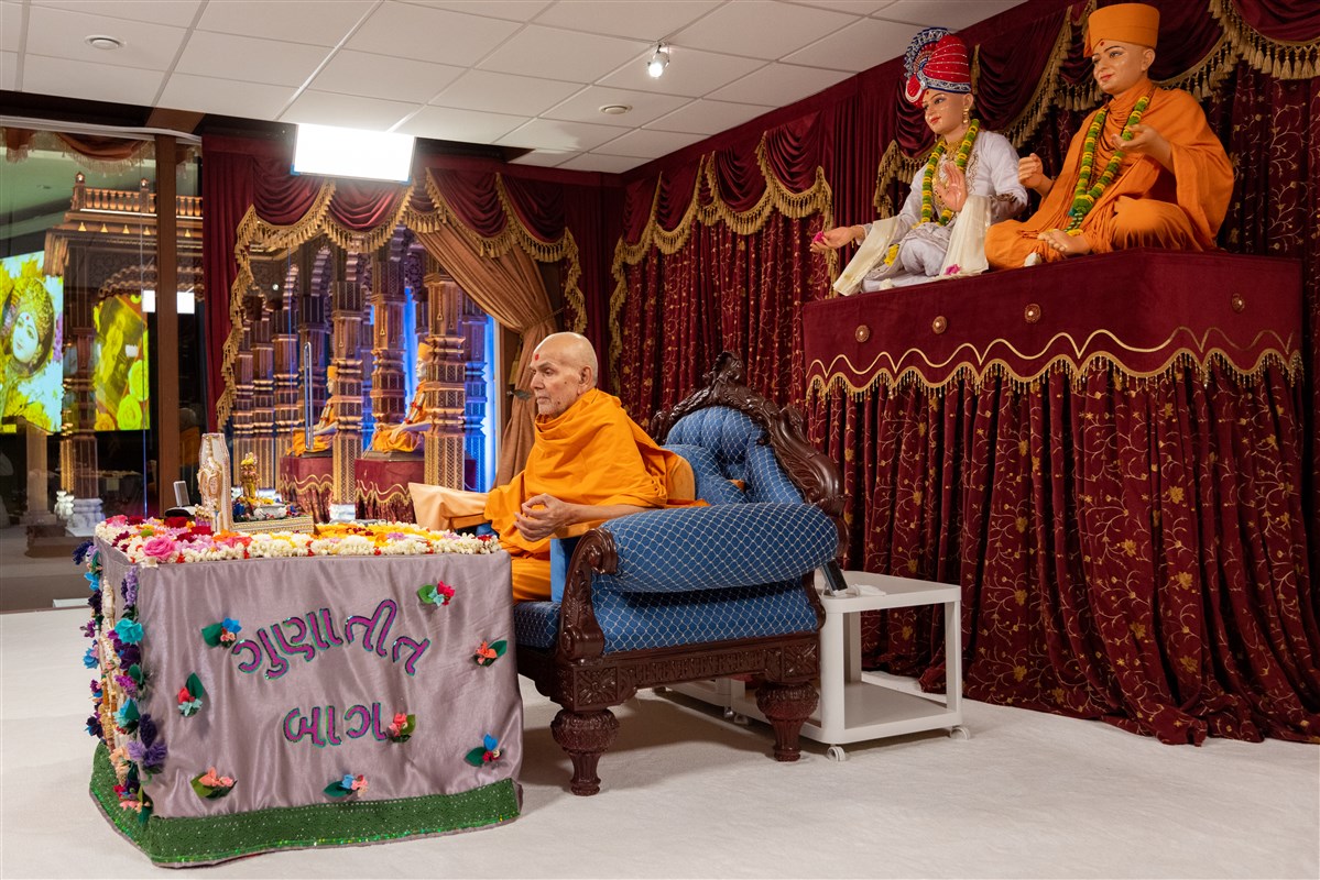 Swamishri turns the mala in his puja