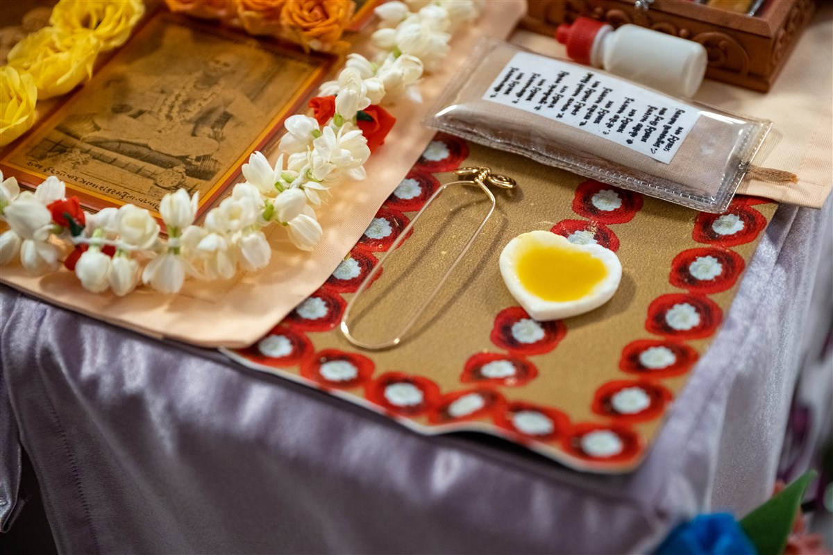 Sandalwood paste and the tilakyu ready for Swamishri to arrive