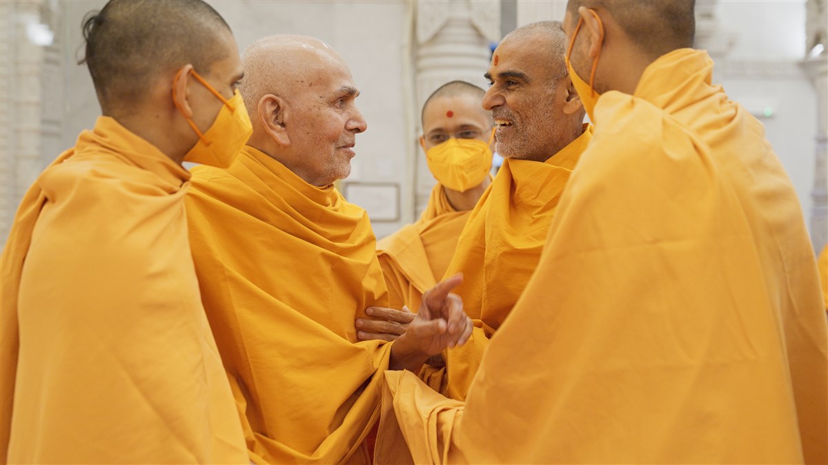 Swamishri in a light conversation with Anandswarupdas Swami