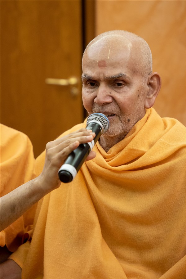 Swamishri interacts with swamis and sadhaks in the afternoon assembly