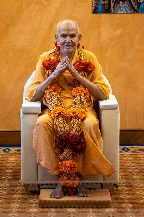 Swamishri adorning the garland