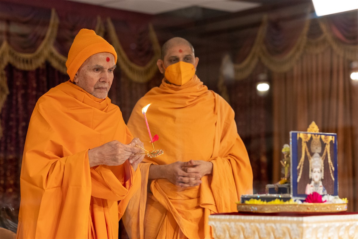 Swamishri arrives in the evening assembly and performs the arti