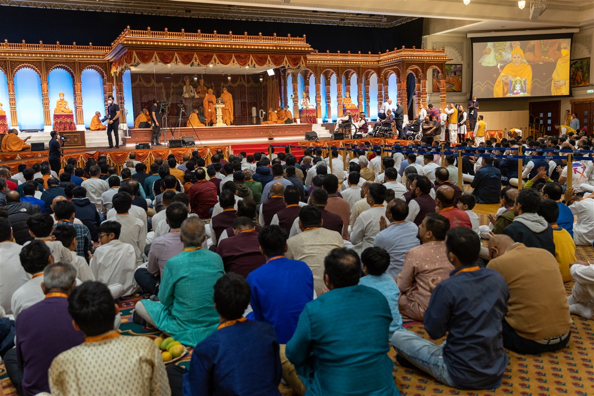 Devotees join Swamishri in the evening arti