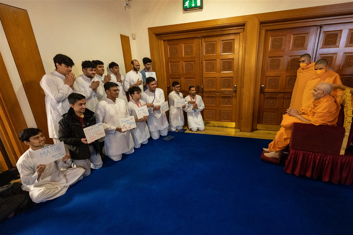 Youths with upcoming exams seek Swamishri's darshan and blessings
