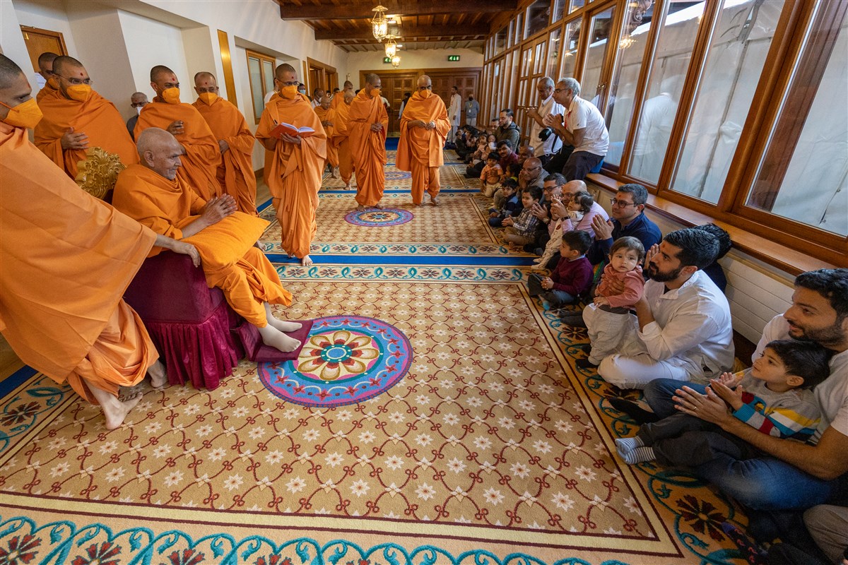Swamishri blesses devotees on his way to his morning puja