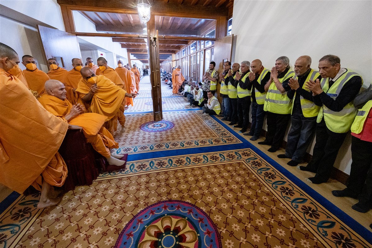 Swamishri blesses volunteers on his way to his morning puja