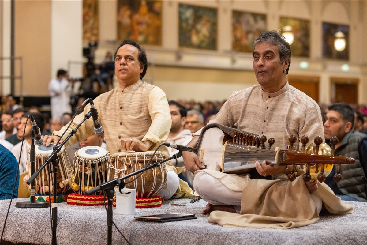 Dr Rajeeb Chakraborty and Pandit Sanju Sahai offer their musical mastery in devotion to Mahant Swami Maharaj during his morning puja