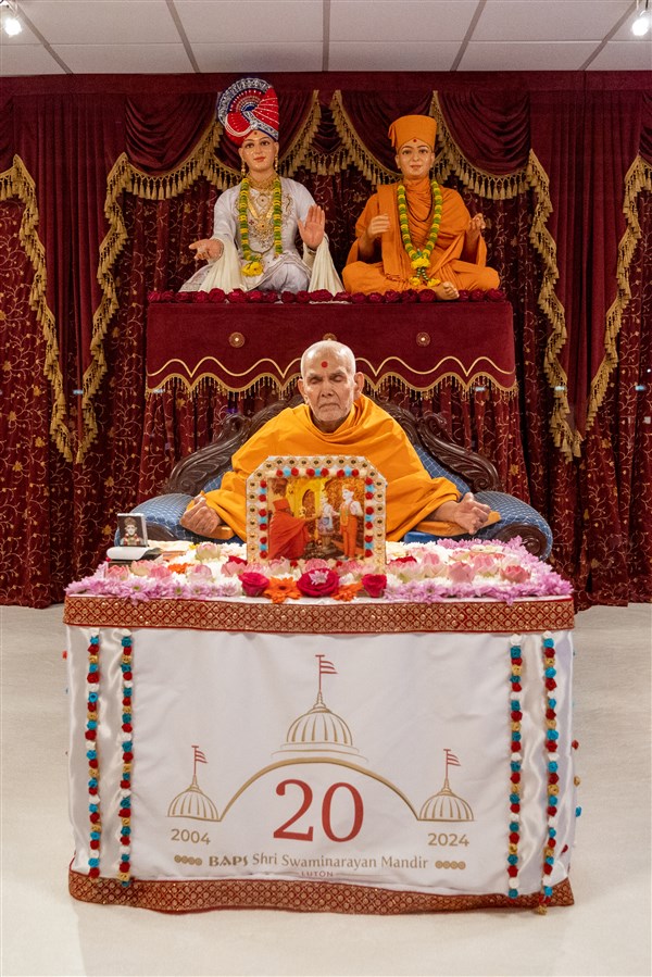 Swamishri meditating