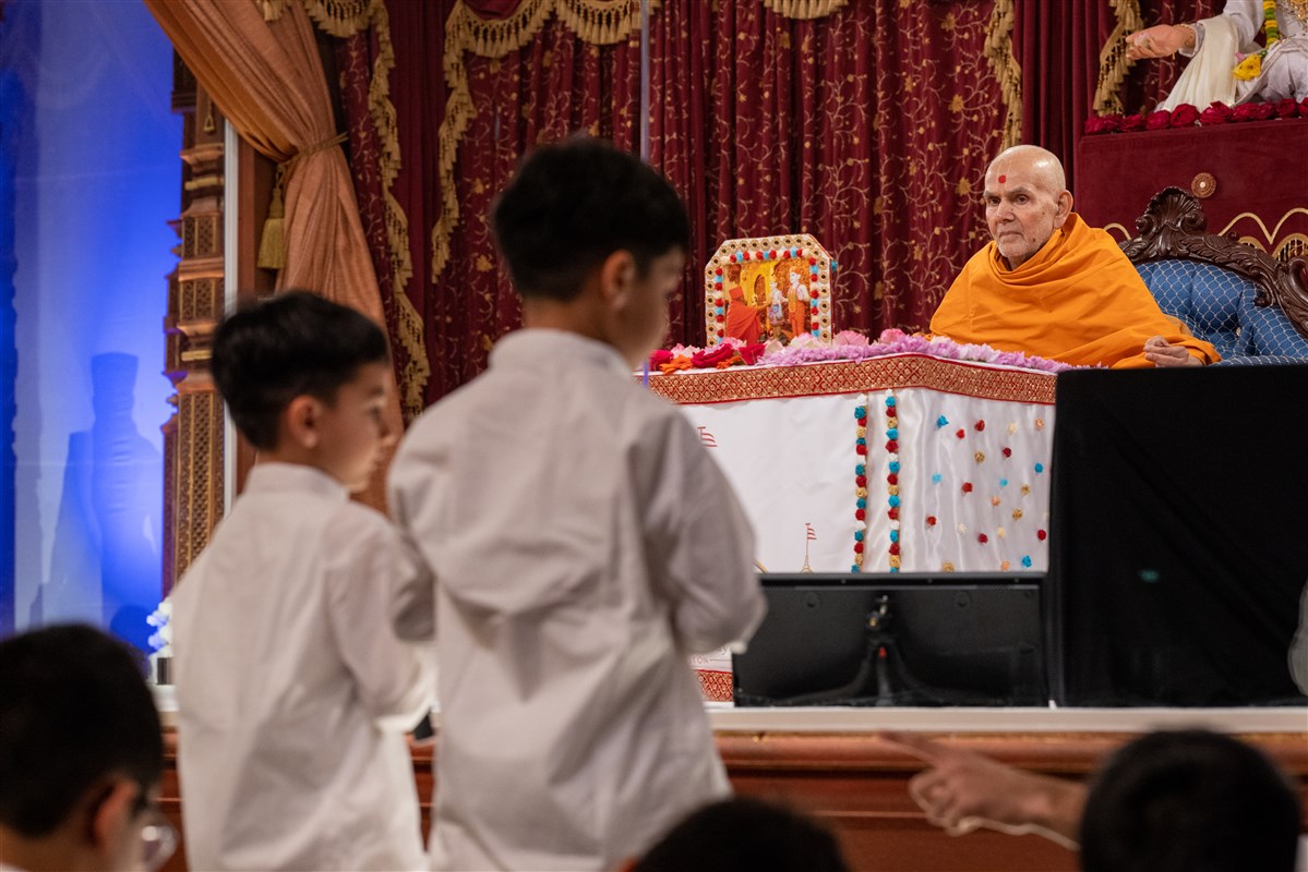 Swamishri listens attentively as children recite scriptural passages in his puja