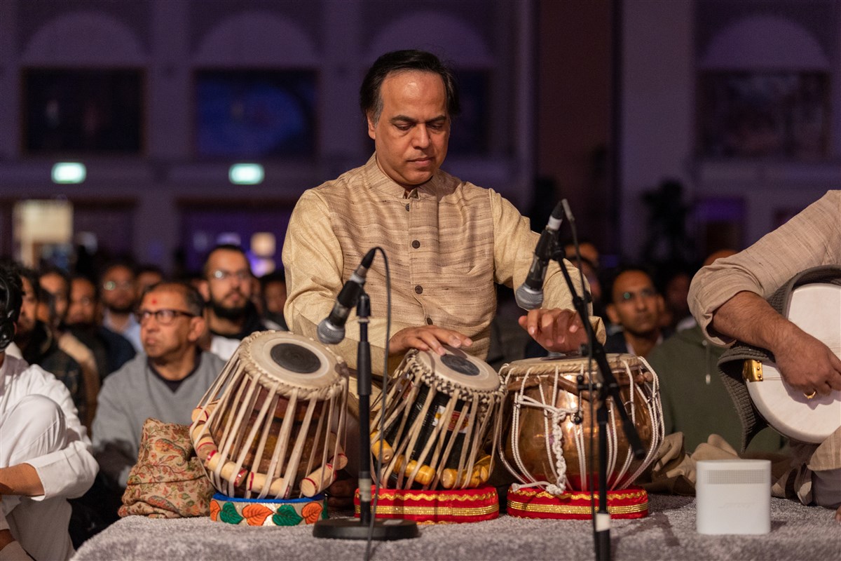 Dr Chakraborty is accompanied on the tabla by the acclaimed Pandit Sanju Sahai