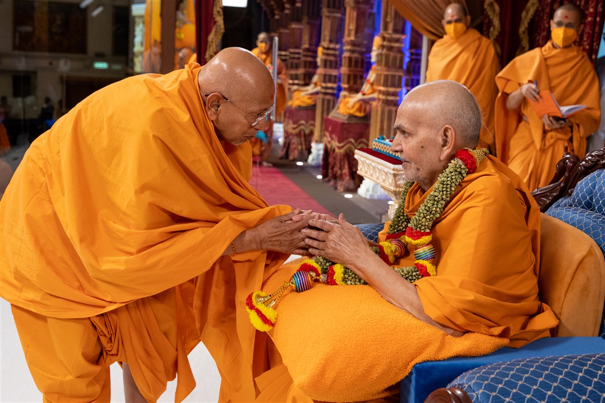 Tyagvallabhdas Swami, who was also ordained on 11 May 1961 by Yogiji Maharaj, honours Swamishri with a decorative cardamom garland