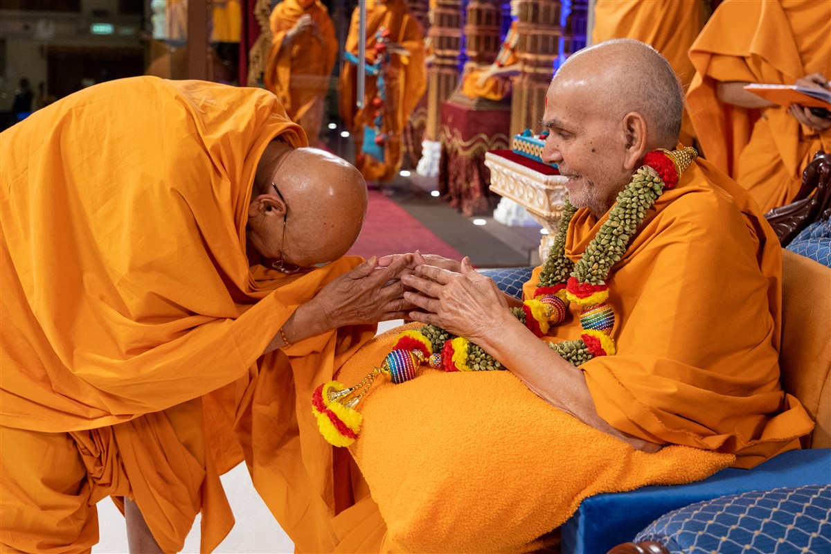 Tyagvallabhdas Swami offers his humble reverence to Swamishri