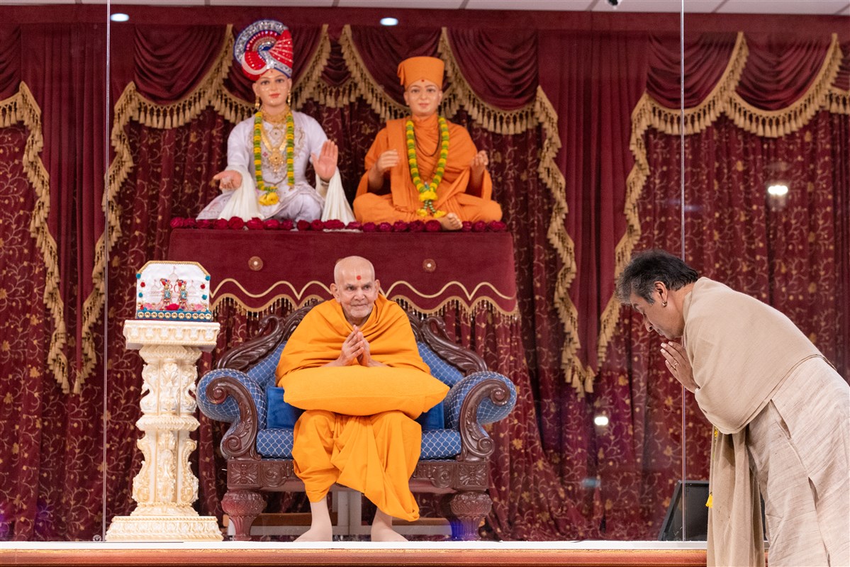 Dr Rajeeb Chakraborty receives the blessings of Mahant Swami Maharaj