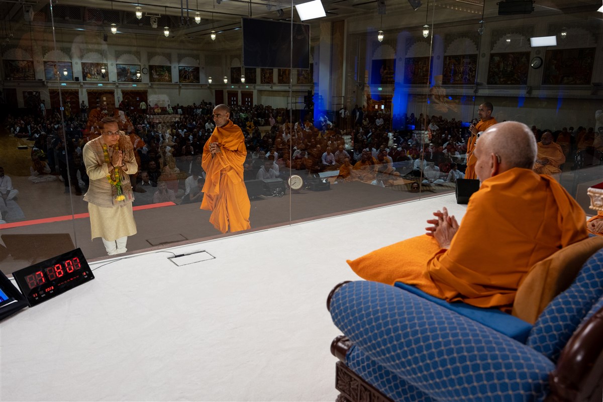 Pandit Sanju Sahai receives the blessings of Mahant Swami Maharaj